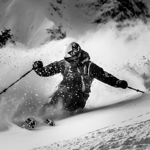 以刺激与色彩碰撞为要点，探讨新潮滑板色彩冲浪游戏在青少年群体中的流行趋势与深远影响