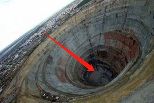 (挖钻石矿视频)矿工在深山挖掘钻石:探秘珠宝世界中的奇迹和挑战. (挖钻石矿视频)矿工在深山挖掘钻石:探秘珠宝世界中的奇迹和挑战.