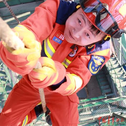 (知乎故事我的消防男友)深入火海，为生活掀起波澜：我的男友，那位英勇无畏的消防员