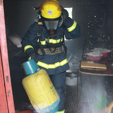 (知乎故事我的消防男友)深入火海,为生活掀起波澜:我的男友,那位英勇无畏的消防员 (知乎故事我的消防男友)深入火海,为生活掀起波澜:我的男友,那位英勇无畏的消防员