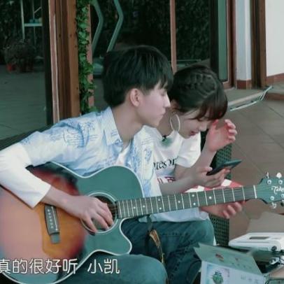 (王俊凯在中餐厅的表现)王俊凯在中餐厅展现独特魅力，引领华语乐坛新风潮