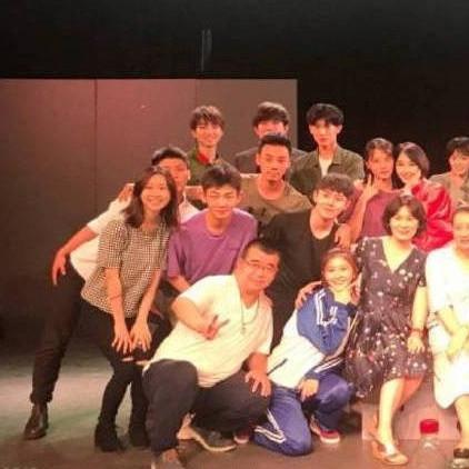 (王俊凯在中餐厅的表现)王俊凯在中餐厅展现独特魅力，引领华语乐坛新风潮