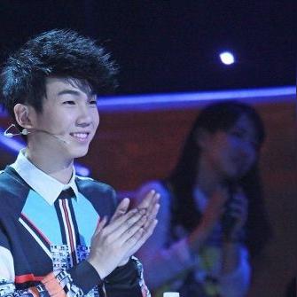 (王俊凯在中餐厅的表现)王俊凯在中餐厅展现独特魅力，引领华语乐坛新风潮