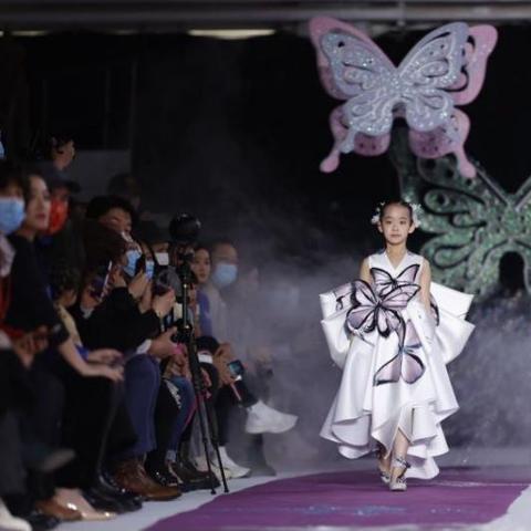 (梦醒少女2:梦与现实的交错)梦醒少女2: 真实与虚幻的交汇之路，时空穿梭的奇妙冒险