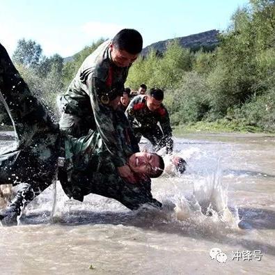 初火之炉：点燃梦想的起始，燃烧热情的熔炉，照亮前行的道路。