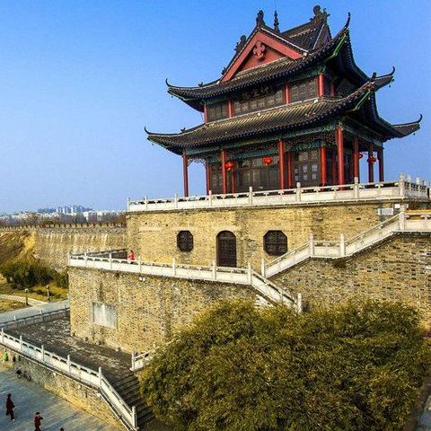 新手玩家指南：详解《铁血守卫》的基本玩法、角色技能选择与阵型布置策略