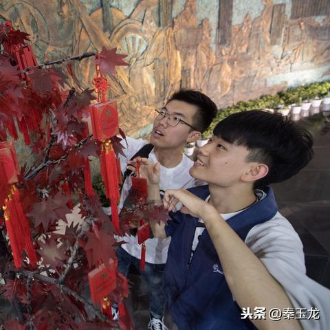 (男人说女人神神叨叨)男生说女生神神叨叨的心理：解析背后隐藏的情感和观念差异