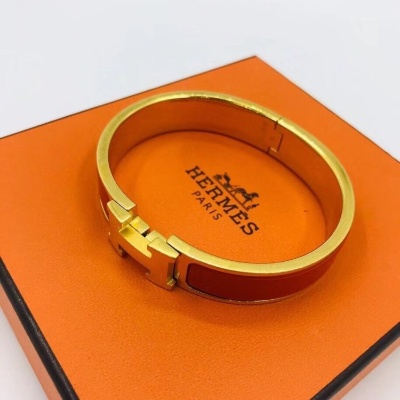 (爱马仕手镯介绍)探秘奢华之美：爱马仕手镯打造的时尚传奇