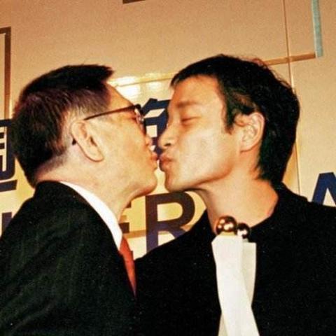 (黄霑 沧海一声笑 创作)黄霑词作《沧海一声笑》描绘了怎样的场景？